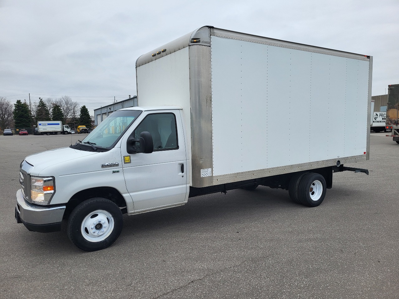 2019 Ford E450 Super Duty photo 2