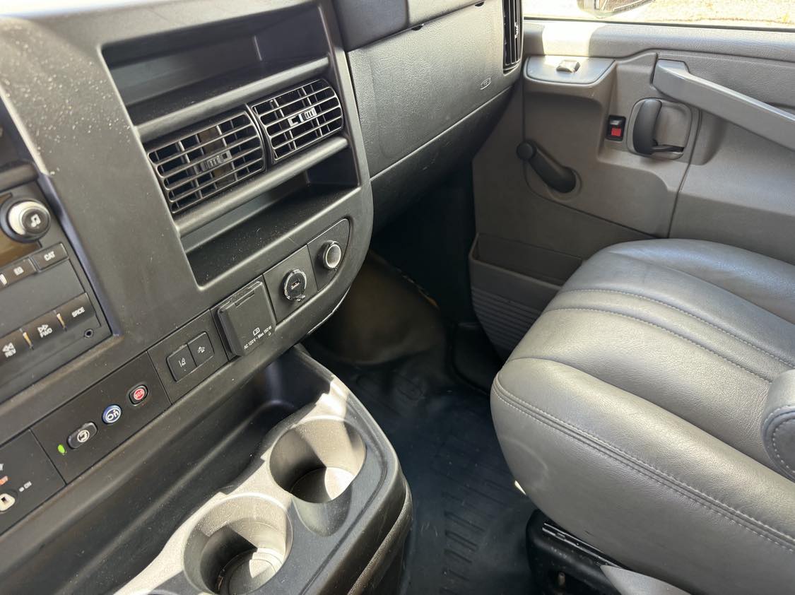 2021 GMC Savana photo 2