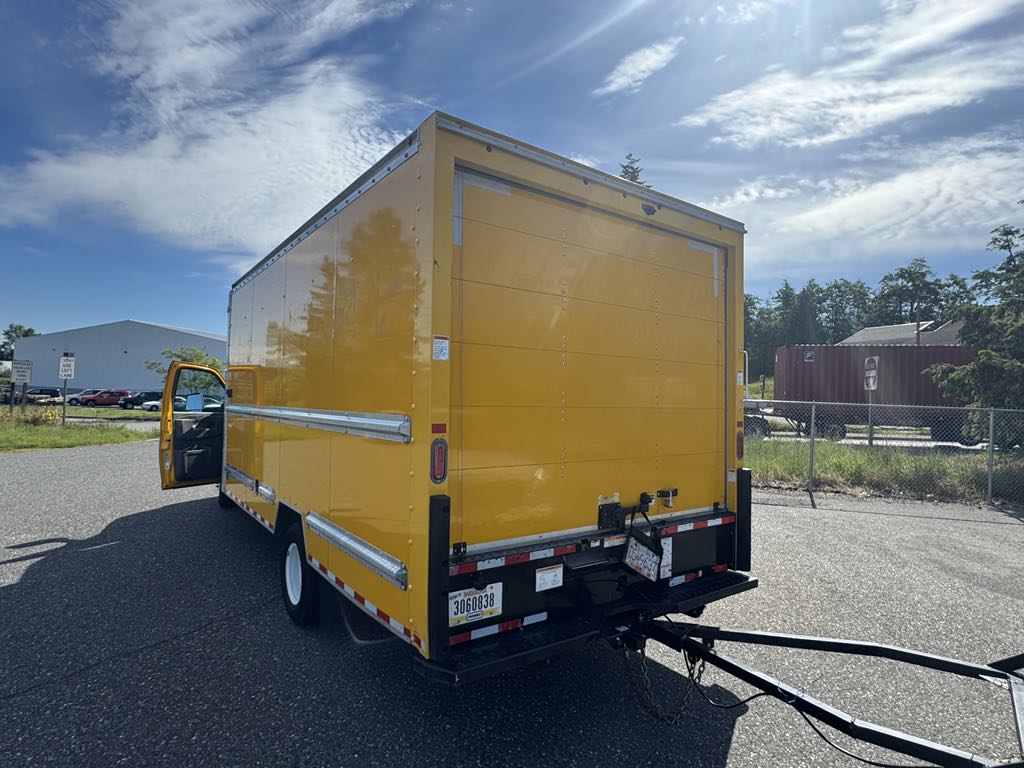 2021 GMC Savana photo 3