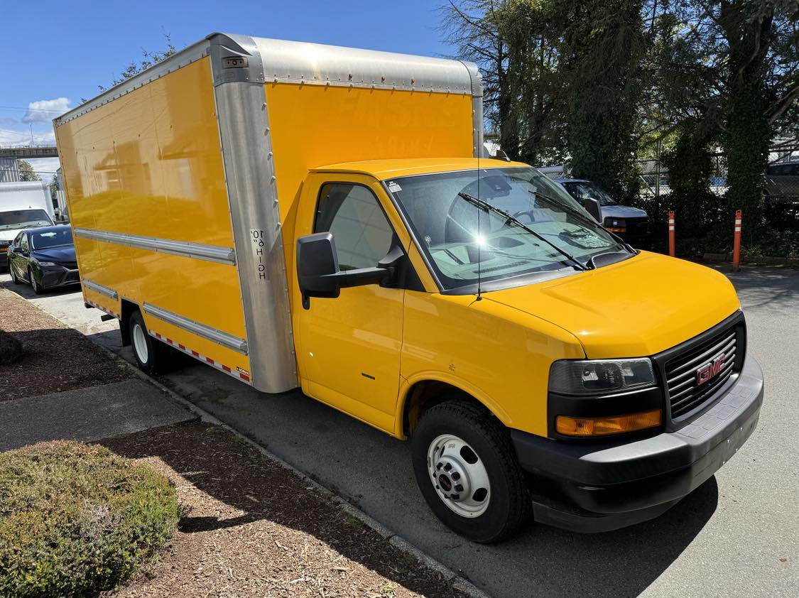 2021 GMC Savana photo 2